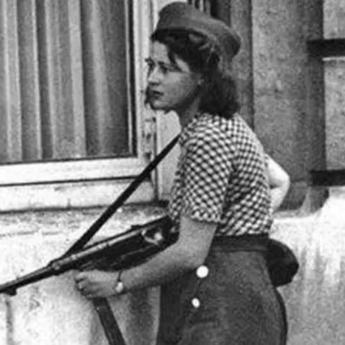 The True Story Of Simone Segouin, The French Teenager Who Fearlessly Hunted Nazis During World War II