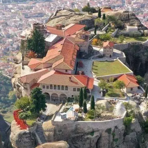 29 Jaw-Dropping Photos Of Holy Places Around The Globe, From Tantric Temples To Cliffside Monasteries
