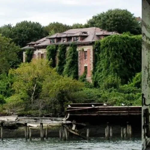 The Story Of North Brother Island, The Abandoned New York City Quarantine Site That No One's Allowed To Visit