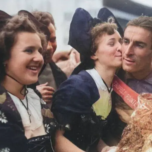33 Vibrantly Colorized Images That Capture Life During Paris' 'Beautiful Era'