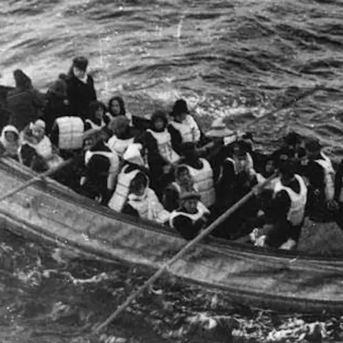 33 <em>Titanic</em> Sinking Photos Taken Just Before And After It Happened