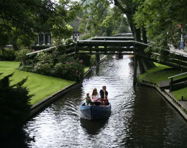 Beautiful Towns Giethoorn Family