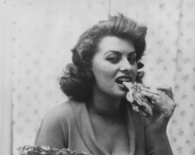Sophia Loren mangeant du pain