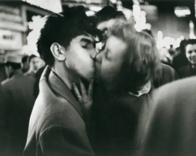 Kissing In Times Square