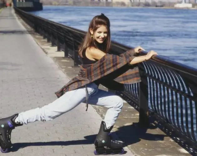 Sarah Michelle Gellar Rollerblading