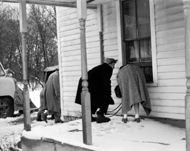 Women Look Into Gein's Windows