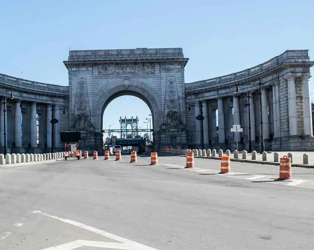 Triumphal arch on Manhattan Bridge in Chinatown