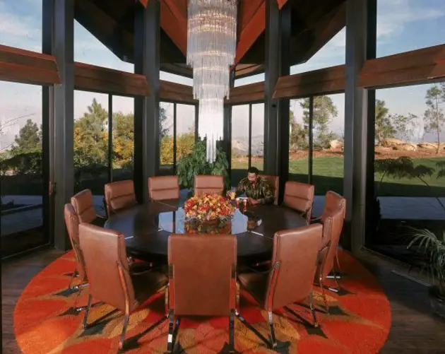 Chamberlain Dinner Table
