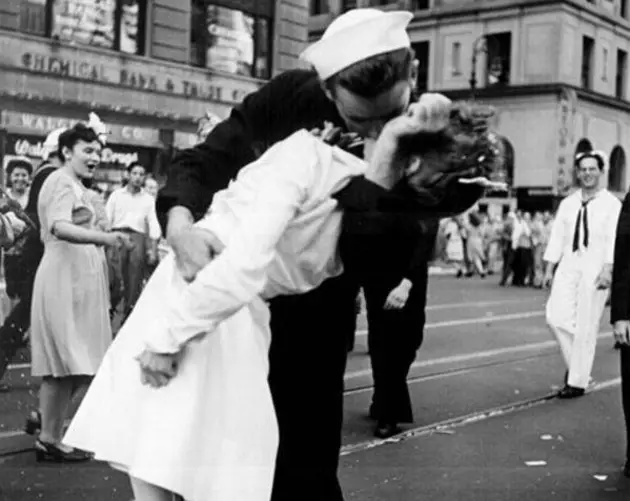 V J Day Kiss