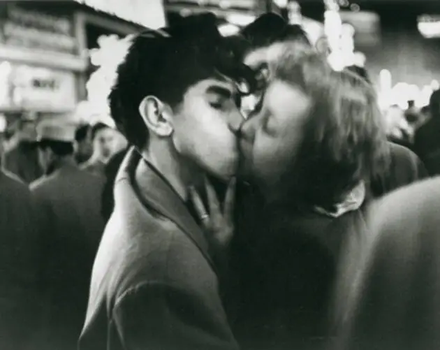 Kissing In Times Square