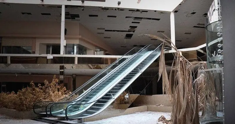 35 Eerie Photos Of Abandoned Malls That Are Now Ruins Of A Lost Era