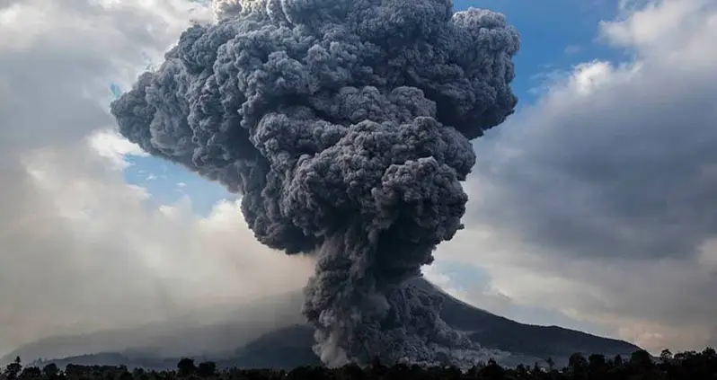 Awe-Inspiring Volcanic Eruptions Around The World