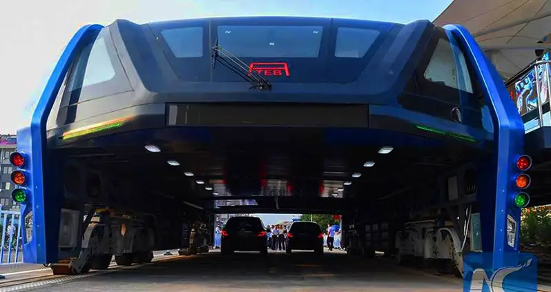 China’s “Straddling Bus” Just Debuted — And Didn’t End In Catastrophe