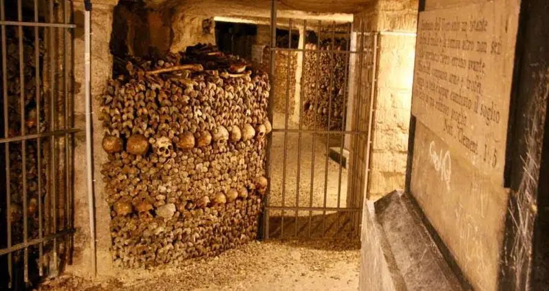 33 Photos Of The Paris Catacombs — And The Chilling True Story Behind This Famous Crypt