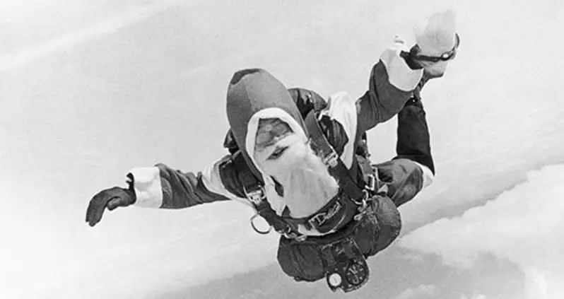 How Hundreds Of Kids Witnessed The “Death” Of Santa Claus After He Jumped Out Of A Plane