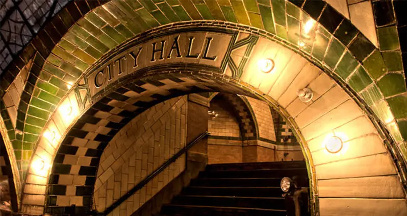Inside City Hall Station, New York City’s Beautiful And Abandoned Subway Station