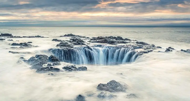 Thor’s Well, The Astonishing Sea Cave In Oregon That Looks Like It’s Draining The Pacific Ocean