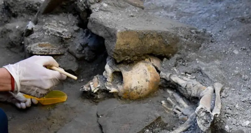 Skeleton Family Killed By Vesuvius Blast Found Huddled Together In A Room In Pompeii