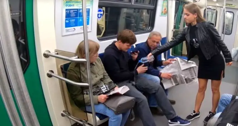 Russian Student Activist Is Pouring Bleach On “Manspreaders” Riding Public Transit