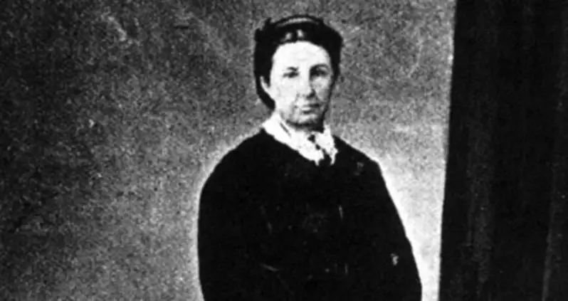Minnie Dean Was A Caretaker Known As A ‘Baby Farmer’ — Then They Found Actual Bodies In Her Garden
