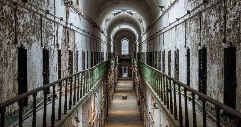 44 Photos From The Hallowed And Haunted Halls Of The Abandoned Eastern State Penitentiary