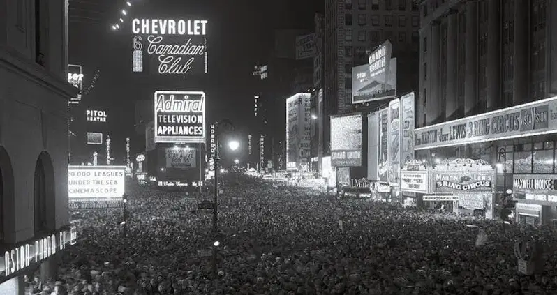 43 Mesmerizing Pictures That Capture What New Year’s Eve Looked Like Decades Ago