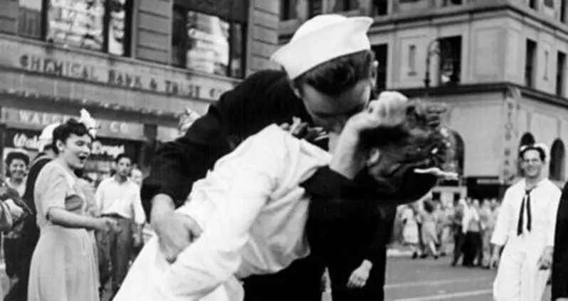 20 Celebration Photos Taken Just As World War I And World War II Came To An End
