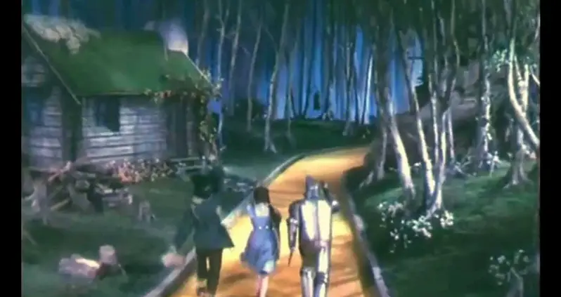 10 Terrifying Urban Legends From Tinsel Town