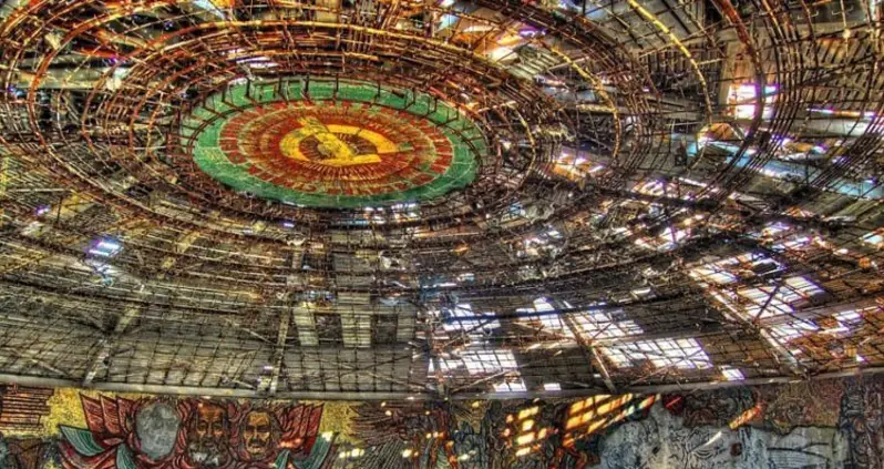 21 Stunning Photos Of Abandoned Bulgarian Towns