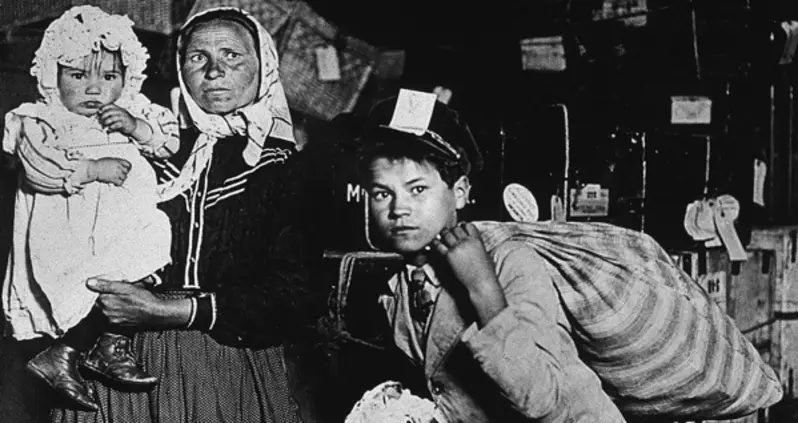 44 Poignant Photos Of Ellis Island Immigrants That Convey The Hope And Hardship Of Coming To America
