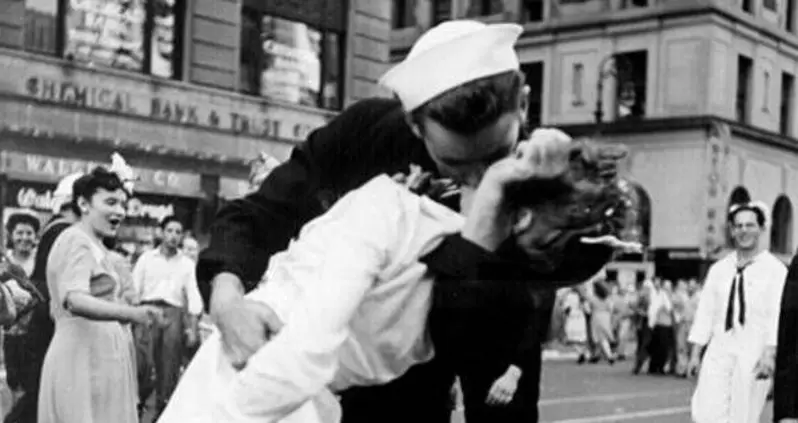 20 Celebration Photos Taken Just As World War I And World War II Came To An End