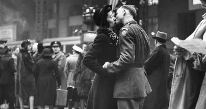 25 Heartbreaking Wartime Goodbyes Of Decades Past