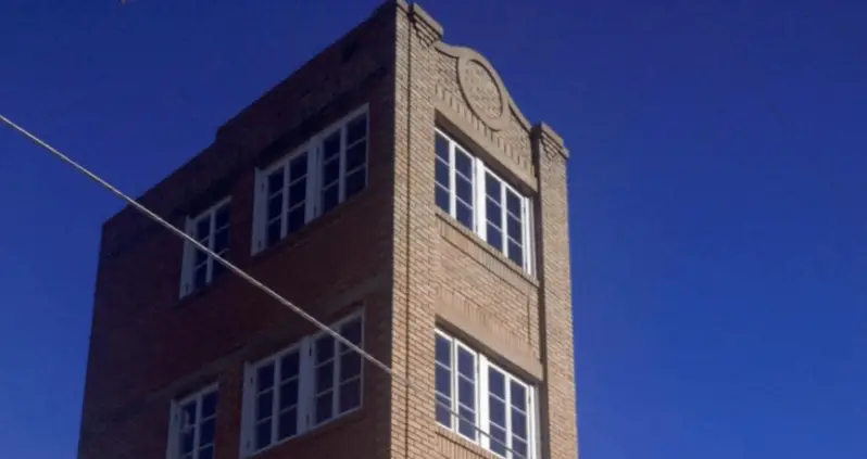 How A Small Texas Town Paid A Conman A Ton Of Money To Build “The World’s Littlest Skyscraper”