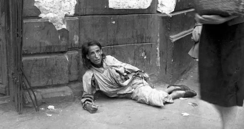 44 Harrowing Photos Captured Inside The Warsaw Ghetto During The Holocaust