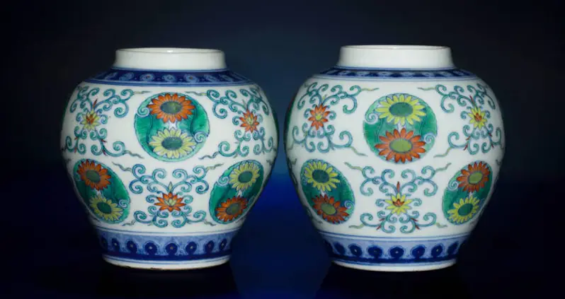 Qing Dynasty Jars Purchased For $25 At A London Thrift Store Just Sold For $75,000 At Auction