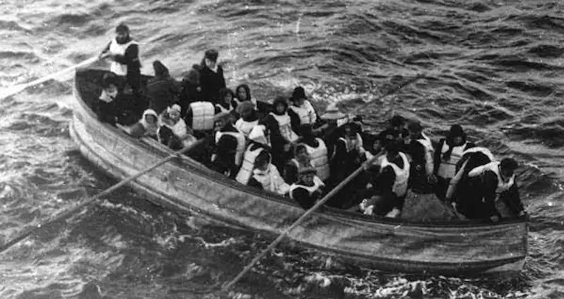 33 <em>Titanic</em> Sinking Photos Taken Just Before And After It Happened