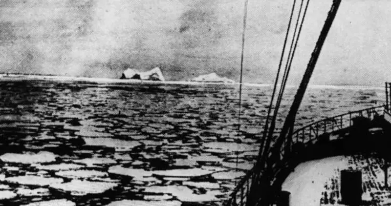33 Rare Titanic Sinking Photos Taken Just Before And After