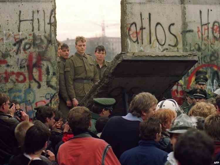 Berlin Wall, HISTORY , Dates & The Fall