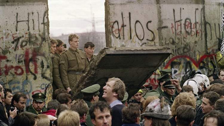 Iconic Images Of The 1980s Berlin Wall