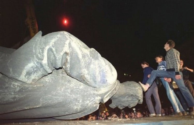 Iconic Images Of The 1990s Fall Of KGB Statue Soviet Union