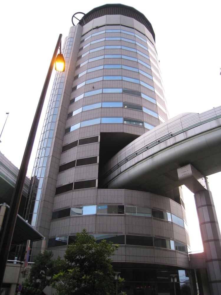 japan-architectural-marvels-gate-tower-building2