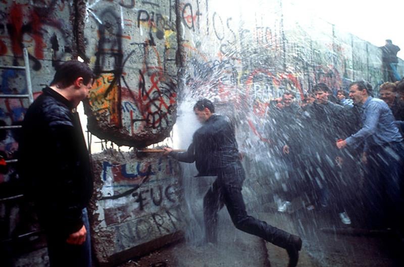 Ten Iconic LIFE Photos Berlin Wall