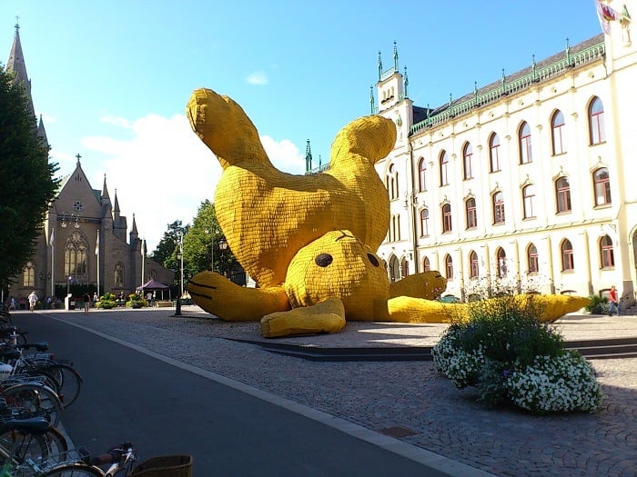 Florentijn Hofman Big Yellow Rabbit