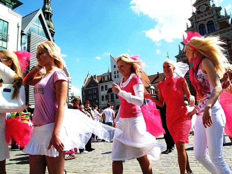 Parades Go Blonde Festival