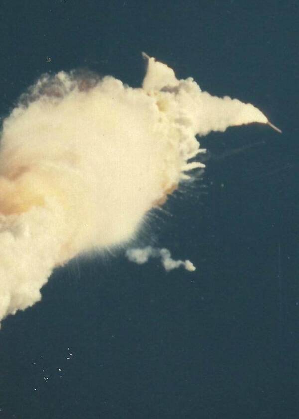 33 Photos Of The Challenger Explosion And Its Devastating Aftermath