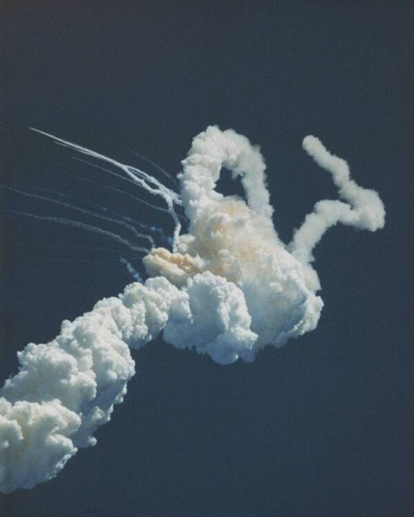 33 Photos Of The Challenger Explosion And Its Devastating Aftermath