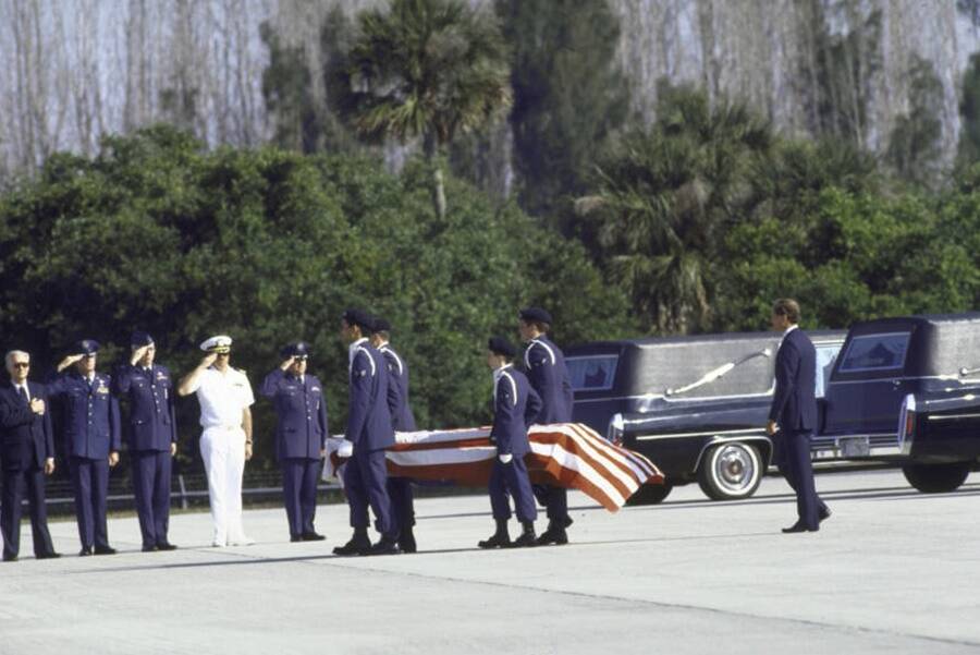 33 Photos Of The Challenger Explosion And Its Devastating Aftermath