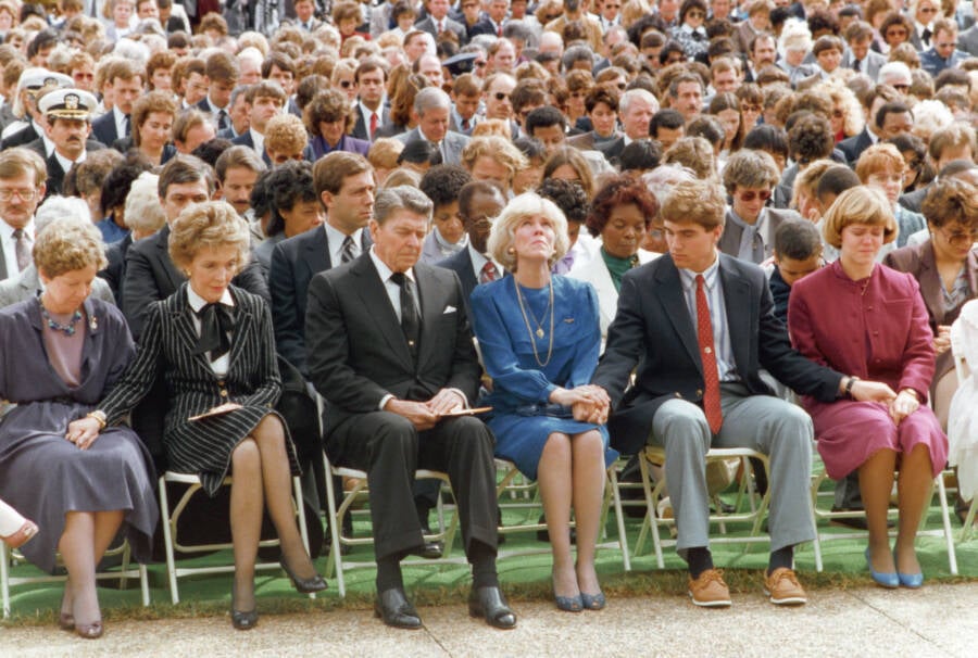 33 Photos Of The Challenger Explosion And Its Devastating Aftermath