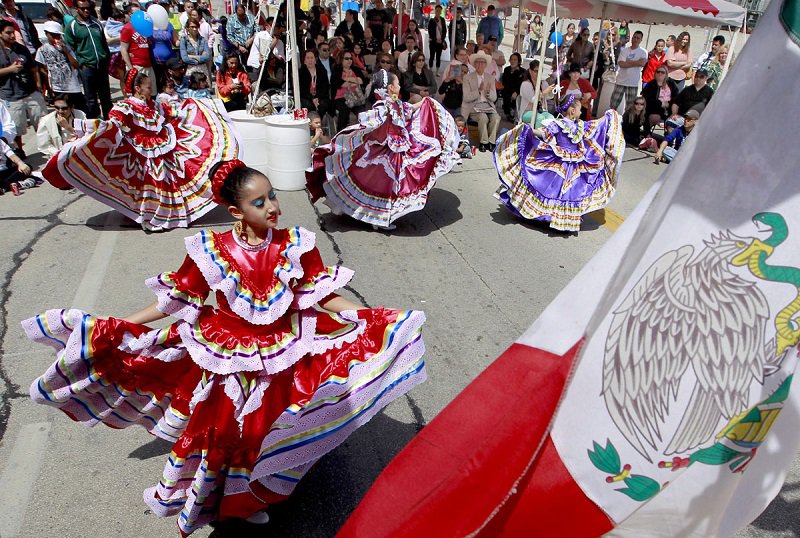 15 Colorful Images From Cinco De Mayo Celebrations Across North America