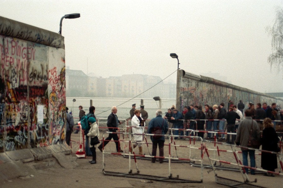 The Fall Of The Berlin Wall In 57 Stirring Photos